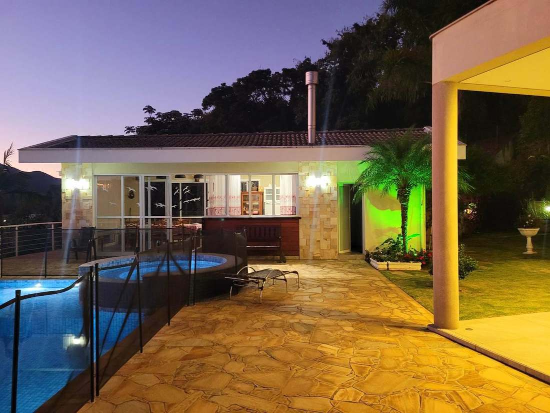 Casa térrea em condomínio — Serra Negra